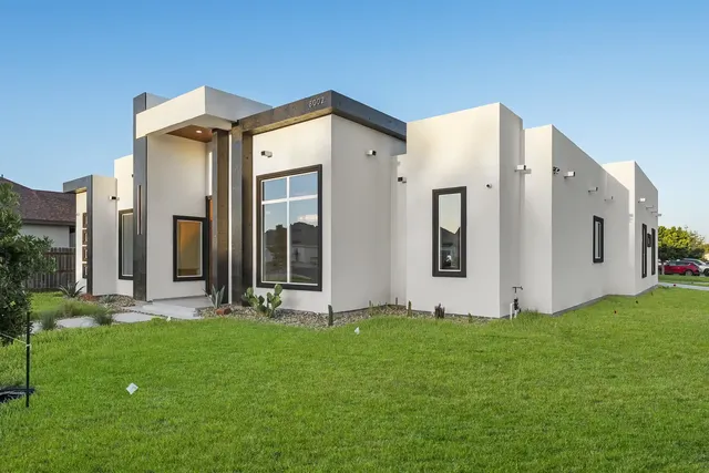 Modern Contemporary Home — Side elevation